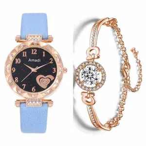 Détail d'une montre à bracelet bleu clair et d'un bracelet rose doré avec cristal