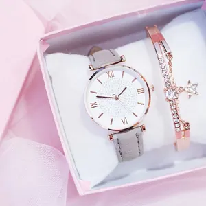 Detalle del reloj estrellado oro rosa con correa de cuero y pulsera de estrella en caja