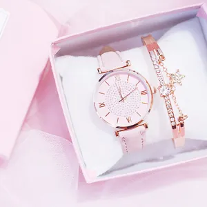 Primo piano dell'orologio oro rosa e set bracciale stella in scatola regalo rosa