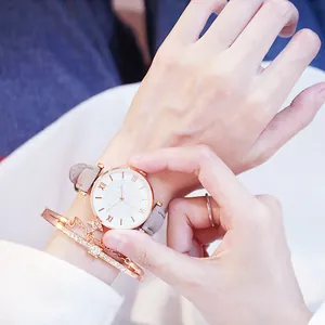 Dettaglio dell'orologio con quadrante stellato e bracciale a stella in oro rosa