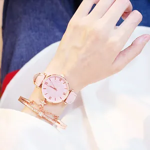 Dettaglio dell'orologio rosa con quadrante stellato e bracciale con stella in oro rosa