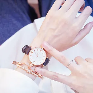Dettaglio dell'orologio al quarzo stellato con numeri romani e bracciale a stella
