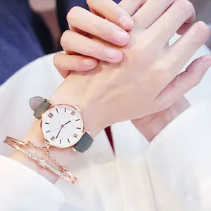 Reloj de cuarzo oro rosa con esfera de diamantes y conjunto de pulsera a juego en muñeca