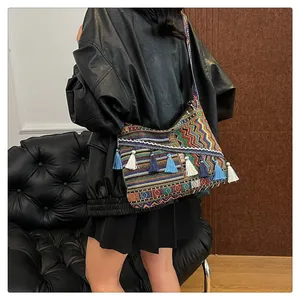 Λεπτομέρεια boho τσάντας με γεωμετρικά υφαντά σχέδια και πολύχρωμα διακοσμητικά κρόσσια
