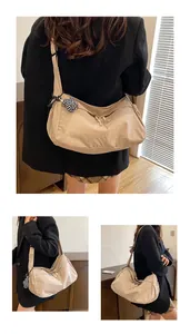 Detailoverzicht van beige shopper met geruite bedel gedragen door een model