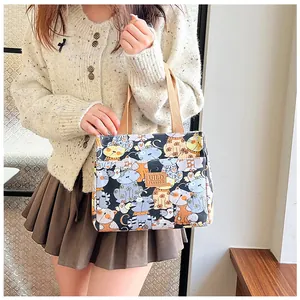 Bolsa de lona para almuerzo con gatos y parche de cuero en una escena de estilo de vida