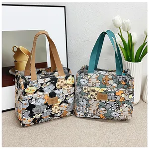 Detalle de bolsas de lona para el almuerzo con gatos y capa aislante de aluminio
