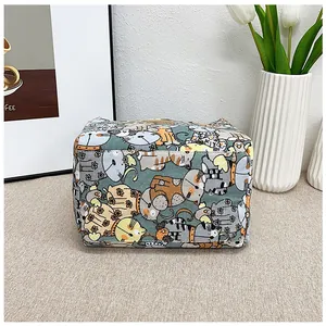 Detalle de la bolsa de lona para almuerzo con lindos patrones de gatos y costuras