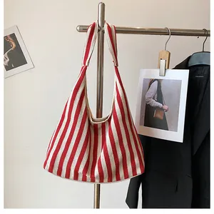 Détail du sac cabas à rayures rouges et blanches en toile épaisse et texture douce