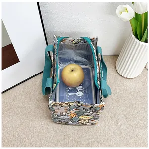 Detalle interior de bolsa de almuerzo con gatos, aislante térmico y fiambrera azul