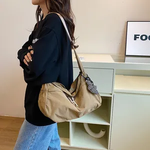 Modieuze kaki canvas shopper voor dames met grote capaciteit en een geruit patroon sieraad