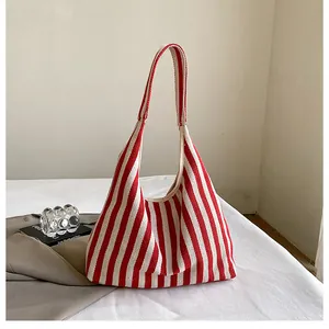 Détail d'un grand sac fourre-tout en toile à rayures verticales rouges et blanches
