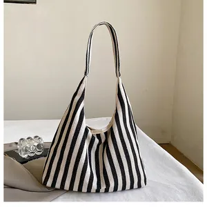 Détail du grand sac cabas en toile à rayures noires et blanches avec bretelles durables