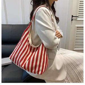 Porté de grand sac cabas en toile à rayures rouges et blanches pour femme, style hobo