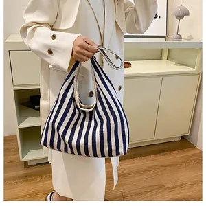 Vue détaillée du grand sac cabas en toile à rayures bleues et blanches au style décontracté