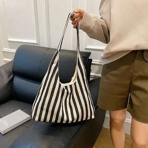 Sac fourre-tout minimaliste en toile à rayures noires et blanches avec bandoulière large