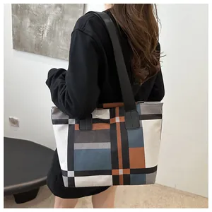 Détail du grand sac cabas avec motif géométrique color-block et large bandoulière noire