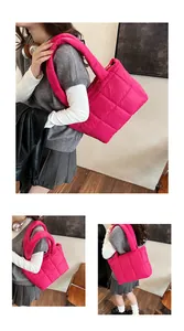 Dettaglio macro della borsa tote trapuntata rosso rosa con tessuto imbottito impermeabile