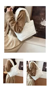 Dettaglio della borsa shopper trapuntata bianca con texture imbottite e spalline