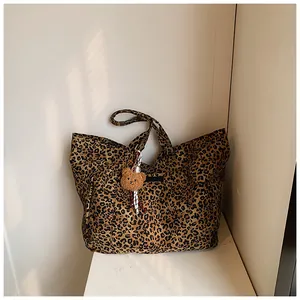 Detailansicht der Canvas-Tragetasche mit Leopardenmuster und einem süßen Bärenanhänger