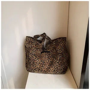 Große Canvas-Tragetasche mit Leopardenmuster, hochwertiger Textur und robusten Griffen