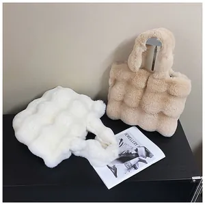 Nahaufnahme weißer und beiger Plüsch-Shopper mit flauschiger Blasenstruktur für den Winter