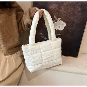 Dettaglio borsa shopper trapuntata bianca con manici larghi e chiusura con cerniera