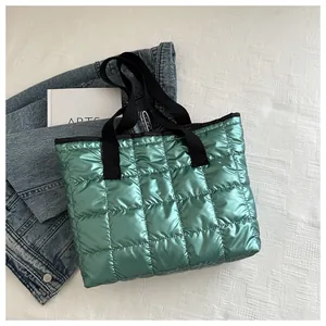 Vue de dessus d'un sac cabas matelassé vert métallisé avec motif à carreaux