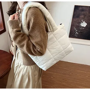 Dettaglio della trama trapuntata e dei manici robusti di questa borsa tote trapuntata bianca