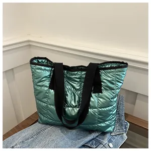 Gros plan du sac cabas matelassé vert brillant avec bandoulière sur veste en denim