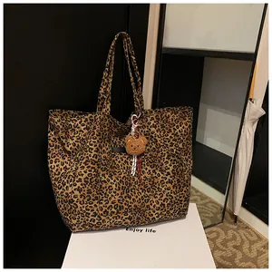 Detailansicht der Leopard-Stofftasche mit süßem Plüschbär-Anhänger und Schleifendetail