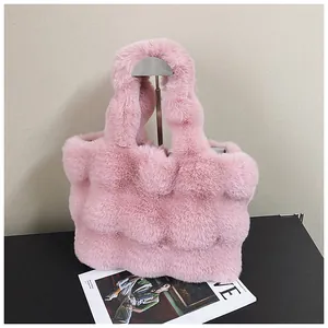 Nahaufnahme der rosa Kunstpelz-Tragetasche mit Plüschtextur und Wellenmustern