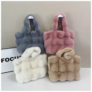 Detail von flauschigen Stepp-Tote-Bags mit weicher Bubble-Textur in vier neutralen Farben