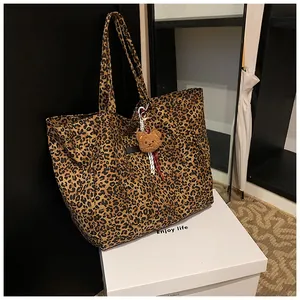 Detailansicht der Canvas-Tragetasche mit Leopardenmuster, Bär-Anhänger und Lanyard