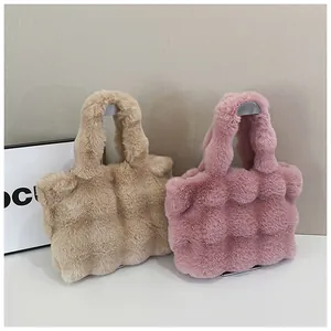 Détail des sacs cabas en peluche rose et kaki avec texture matelassée à bulles
