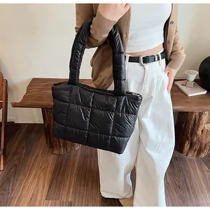 Dettaglio della borsa shopper trapuntata in nylon lucido con manico imbottito