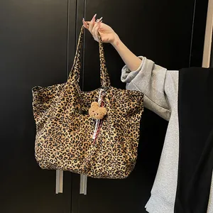 Große Shopper-Tasche mit Leopardenmuster, Plüschbär-Anhänger und Schultergurt für Damen
