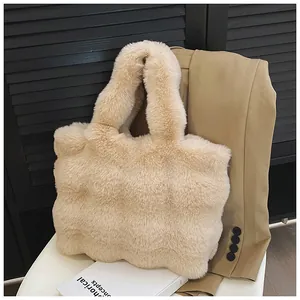 Détail de la texture en fausse fourrure douce d'un sac cabas en peluche beige d'hiver