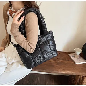 Dettaglio borsa shopper nera trapuntata lucida con tracolla imbottita di grandi dimensioni