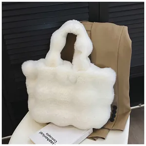 Détail d'un sac cabas en fausse fourrure blanche montrant sa texture pelucheuse et douce