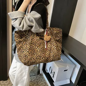 Große Leopard-Leinentasche mit braunwand-Tasche mit braunem Plüschbär-Anhänger für den täglichen Pendel