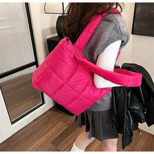 Dettaglio della borsa tote trapuntata rosa acceso con cuciture quadrate sulla spalla