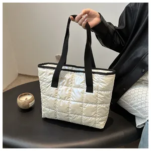 Vue détaillée du sac cabas matelassé en nylon blanc perle avec des anses en toile noire