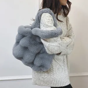 Grand sac cabas minimaliste en fausse fourrure grise avec texture peluche pour l'hiver