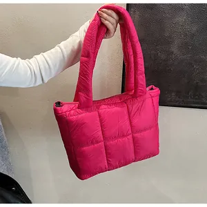 Dettaglio della borsa tote trapuntata rosa acceso con cerniera lampo molto resistente