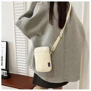Beigefarbene Handy-Umhängetasche aus Nylon mit Sport-Logo und verstellbarem Gurt