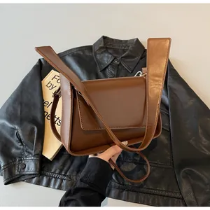 Bruine vintage box-tas van glad kunstleer met een breed schouderband detail