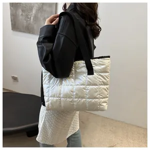 Sac fourre-tout matelassé blanc argenté porté par un mannequin pour le quotidien
