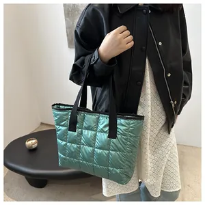 Détail du sac cabas matelassé vert menthe avec finition brillante et anses noires