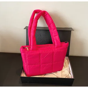 Dettaglio borsa shopper trapuntata rosa acceso con zip dorata in scatola regalo